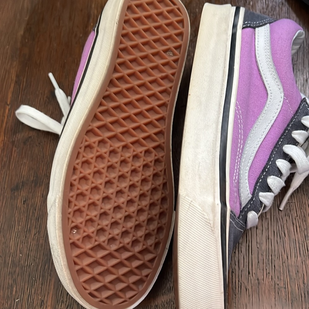 Vans womens size 6 but runs small - Picture 2 of 3